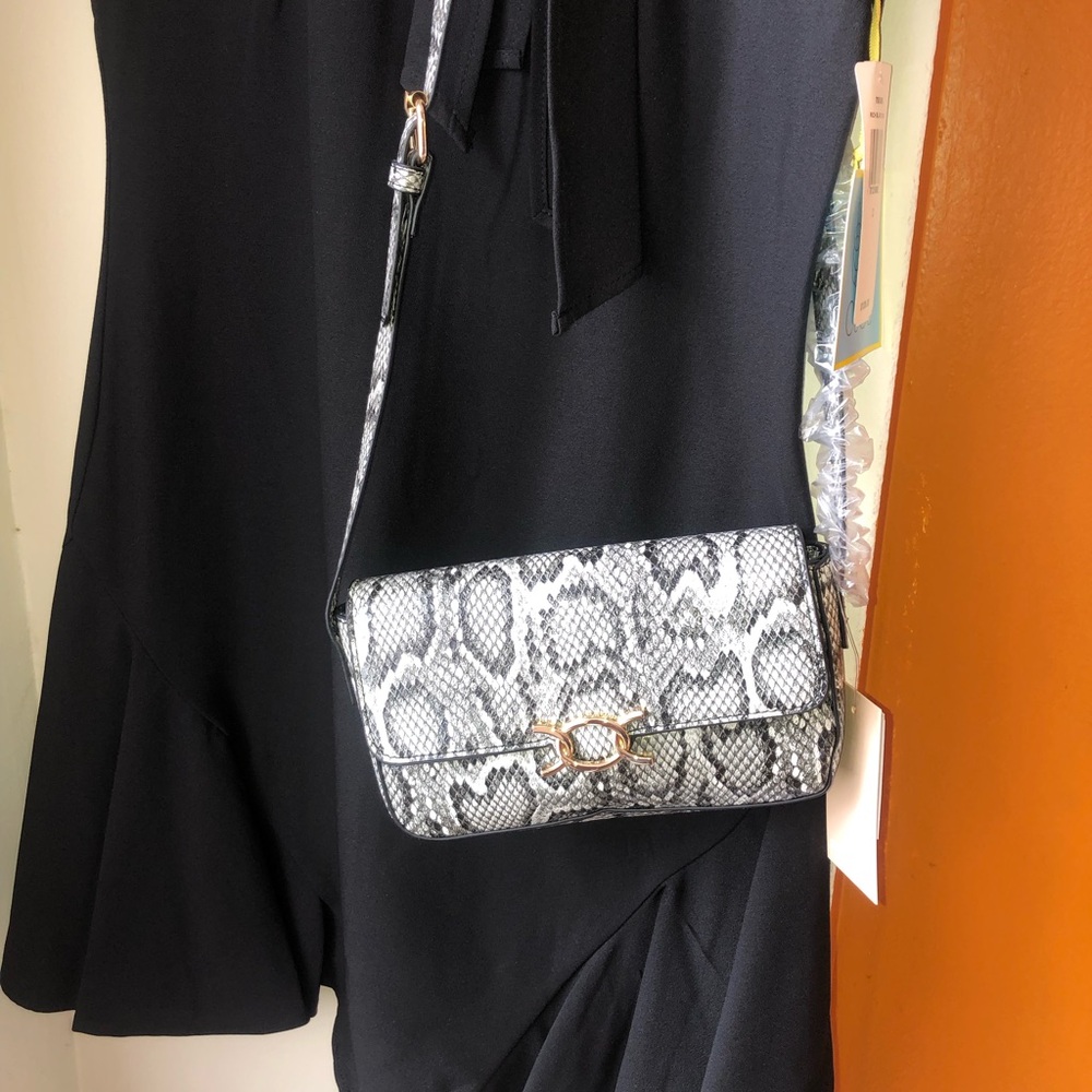 2 fer NWT Women's Black Short-Sleeve Bow Neck Dress and bag. - Picture 5 of 5
